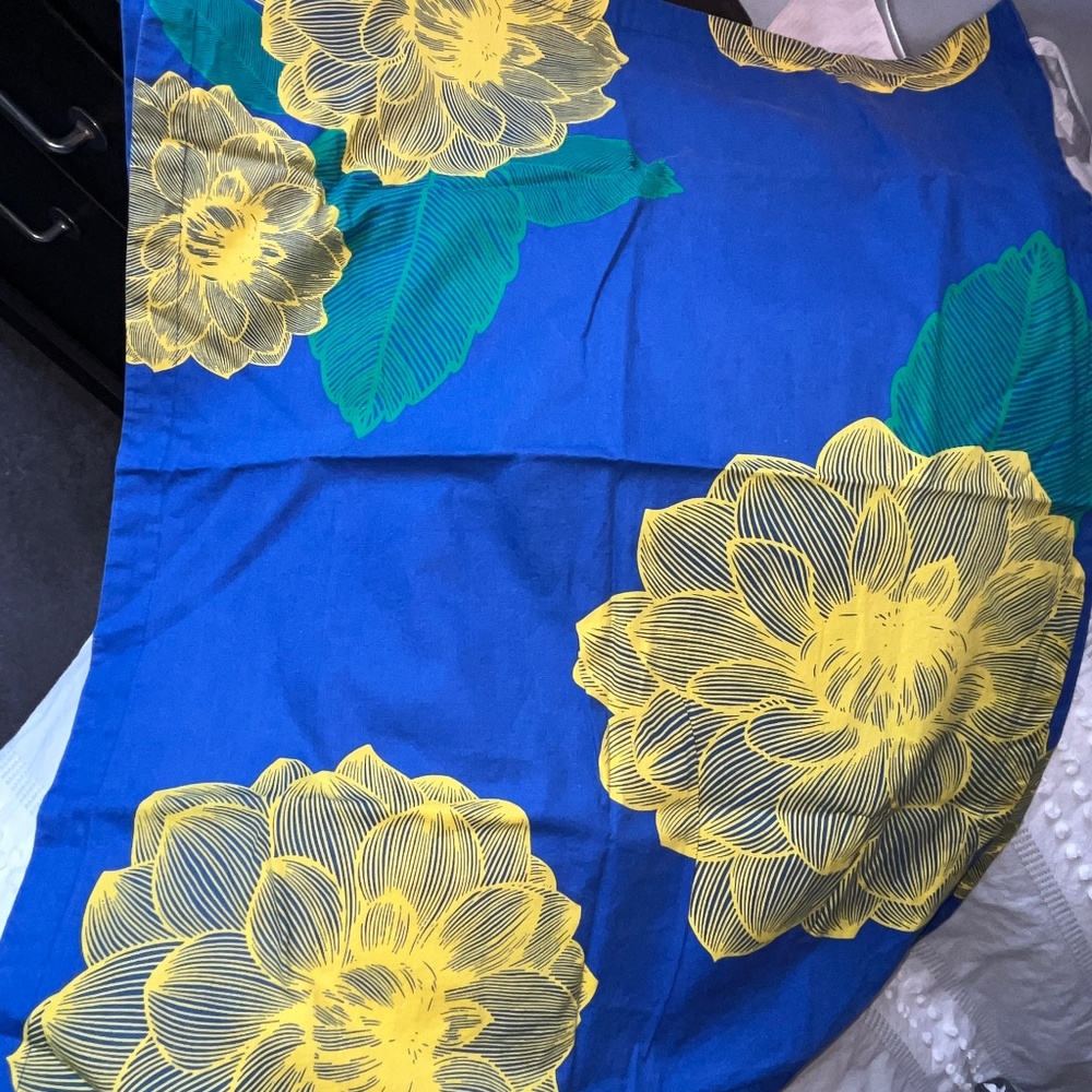DH pillow shams (x2), standard size, in bright blue with yellow flowers.